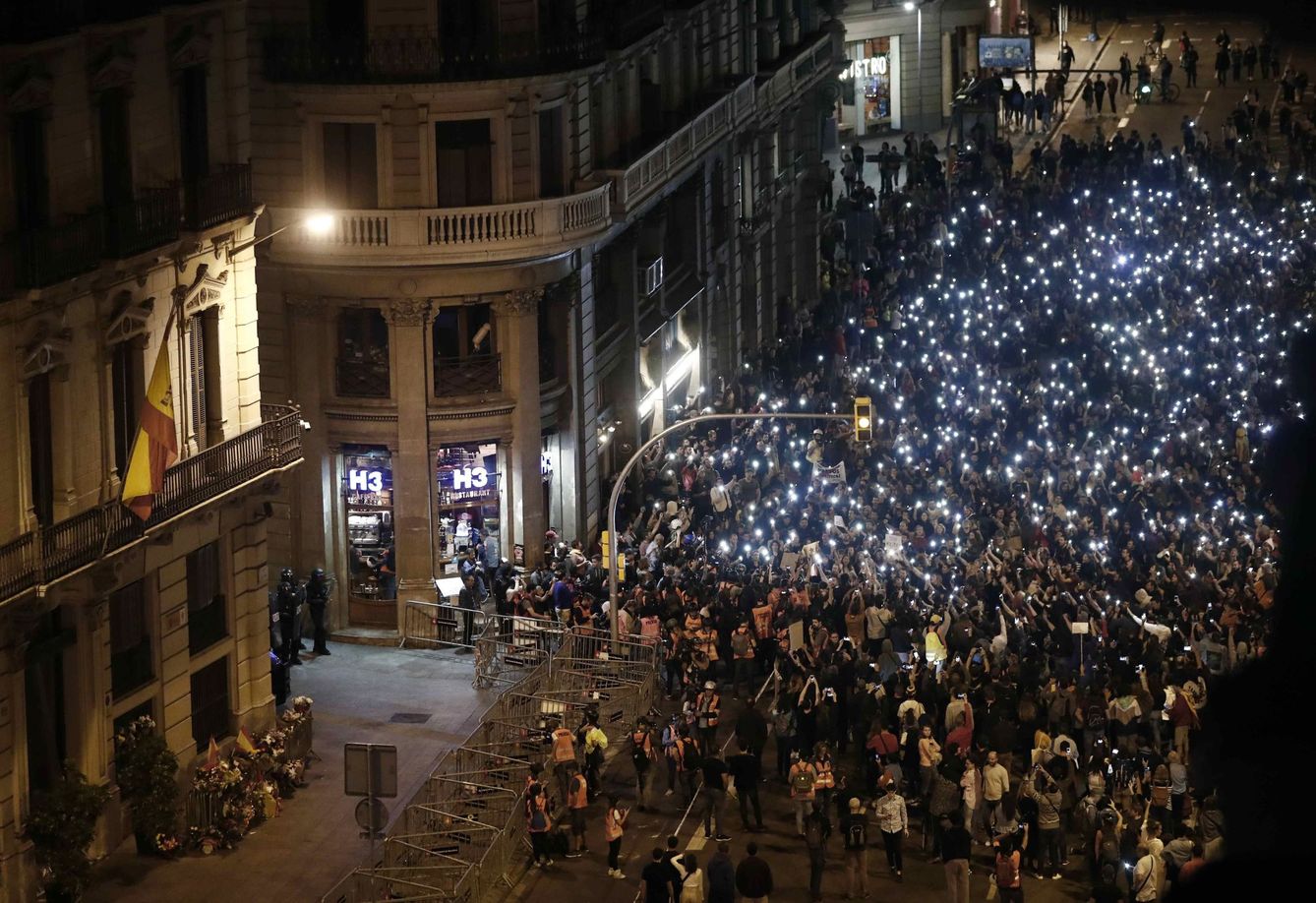 Varios miles de manifestantes independentistas se han concentrado frente a la Jefatura Superior de Policía de Barcelona. (EFE)