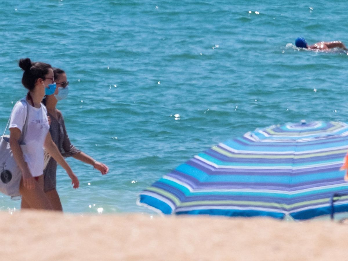 Foto: Mascarillas obligatorias en las playas de andalucía. (EFE)