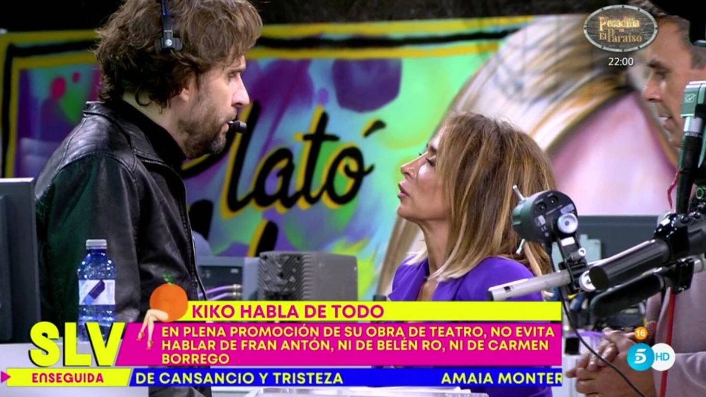 María Patiño hablando con el director de 'Sálvame'. (Mediaset España)