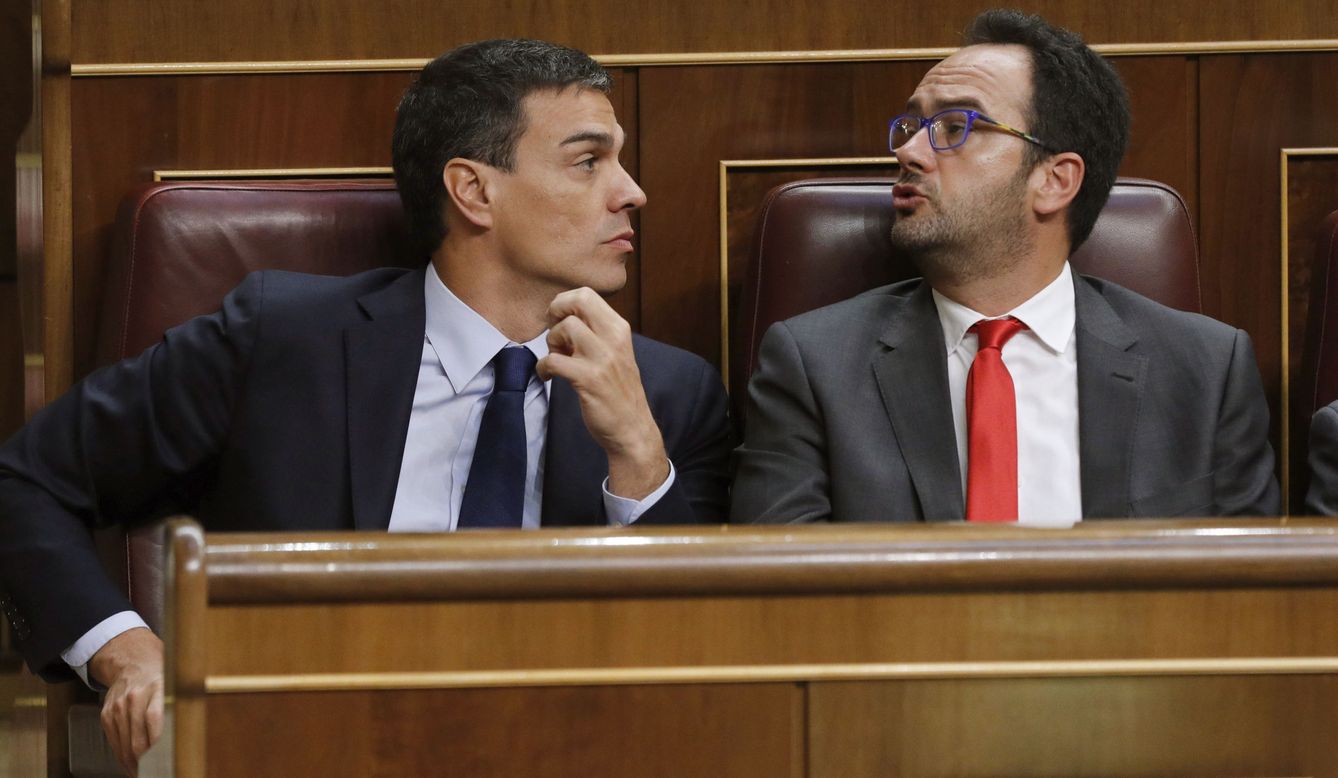 El líder del PSOE, Pedro Sánchez, y el portavoz socialista, Antonio Hernando. (EFE)