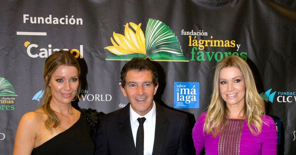 Foto: Antonio Banderas, Nicole Kimpel (d) y su hermana, Bárbara Kimpel, en la cena benéfica de la Fundación Lágrimas y Favores. (EFE)