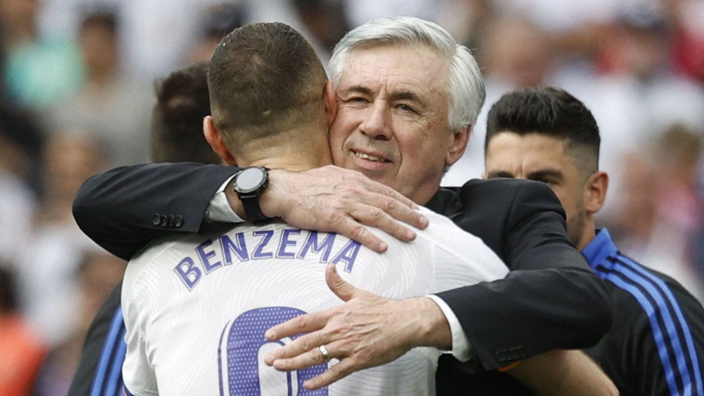 El italiano abraza a Benzema. (Reuters/Susana Vera)