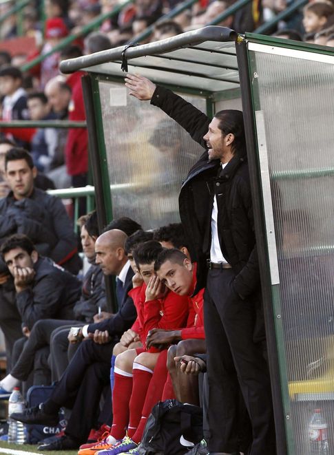 Foto: Simeone, dando órdenes durante el Sant Andreu-Atlético de Madrid (EFE)