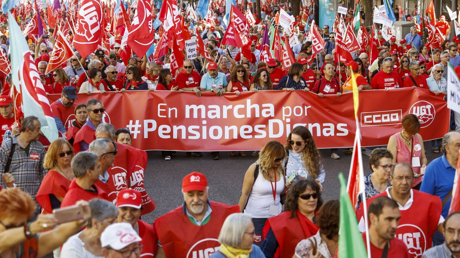 Foto: Manifestación en Madrid de las 'Marchas por las pensiones dignas', organizadas por CCOO y UGT. (EFE)