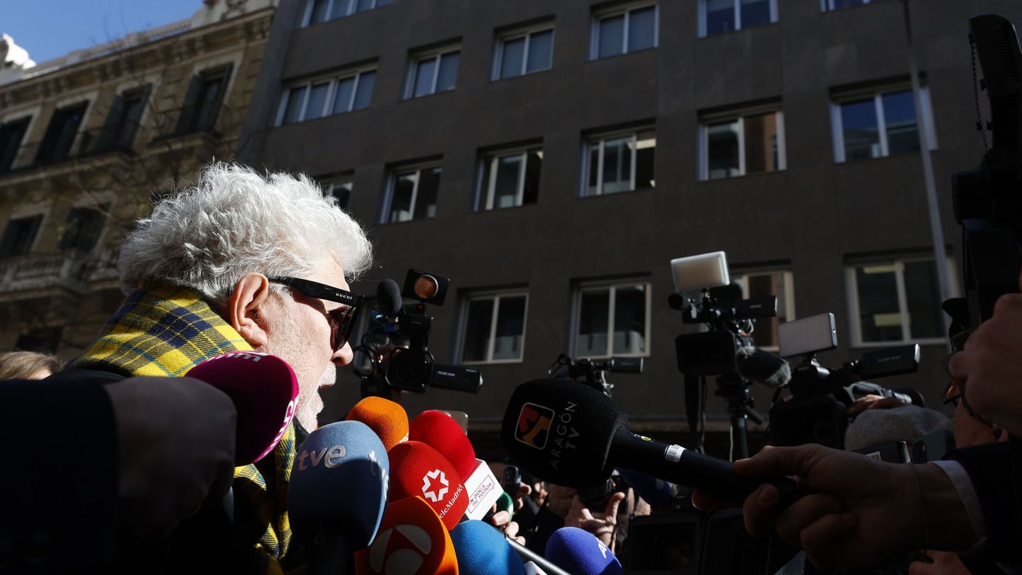 El cineasta Pedro Almodóvar atiende a la prensa a las puertas de la sede de la Academia de Cine. (EFE/Javier Lizón)