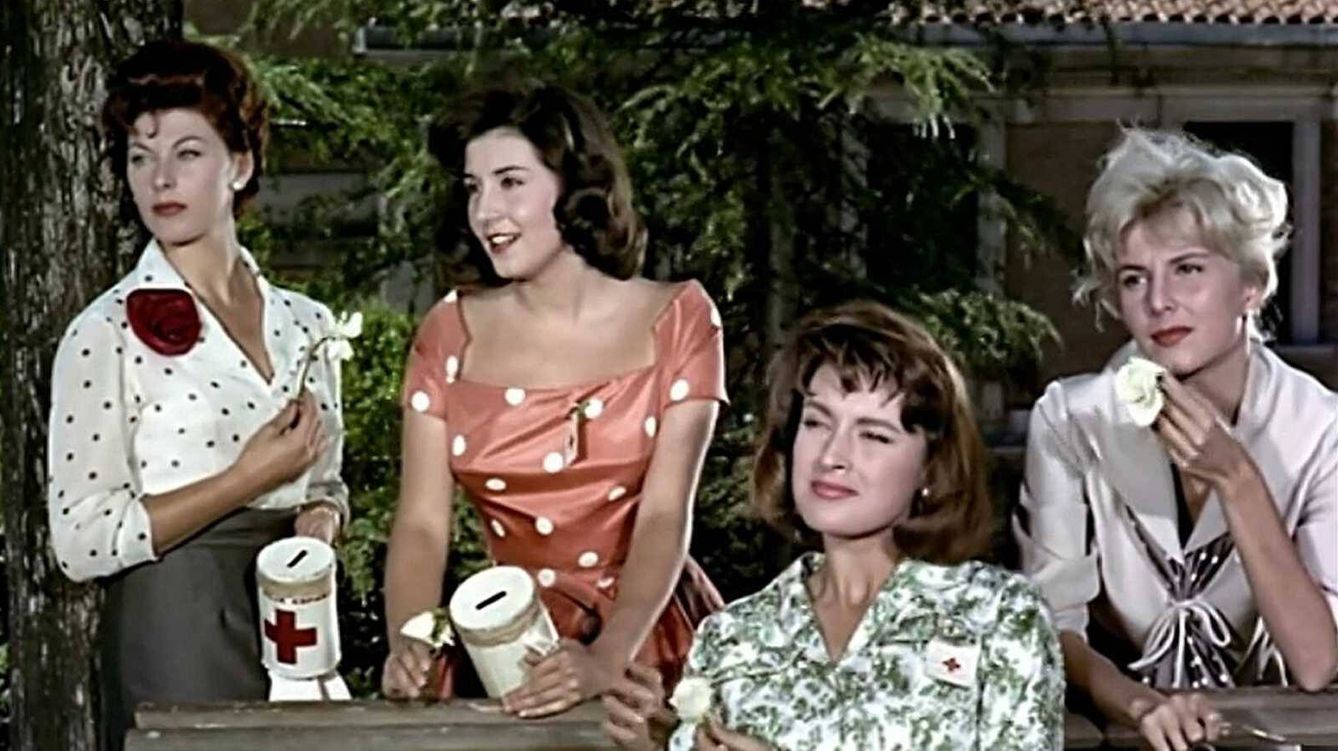 Mabel Karr, Concha Velasco, Luz Márquez y Katia Loritz en 'Las chicas de la cruz roja'.
