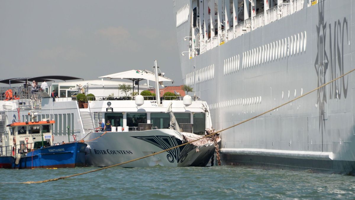 Cuatro heridos leves al chocar un crucero con un barco turístico en Venecia