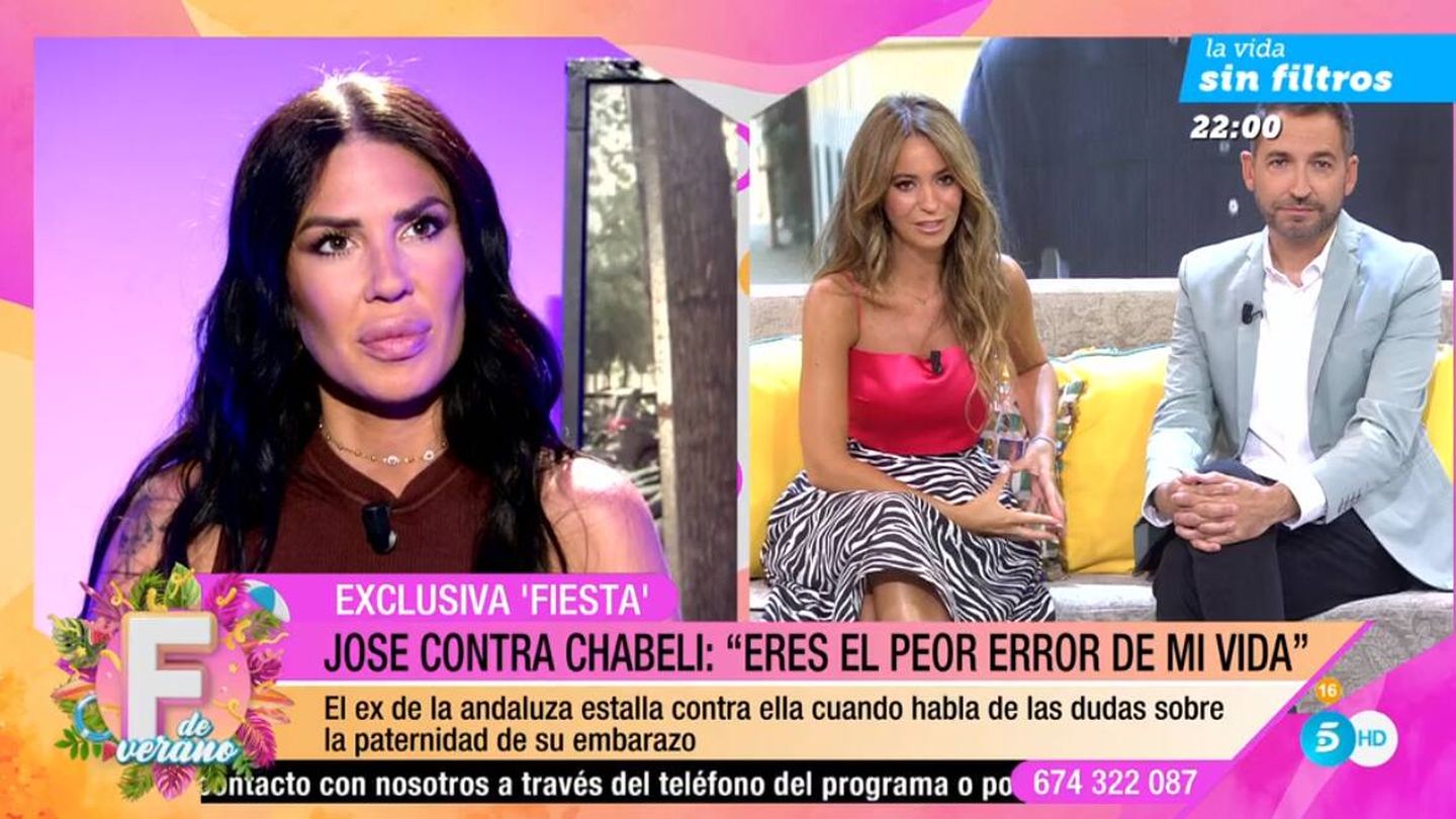 Chabeli Navarro junto a los presentadores María Verdoy y Frank Blanco. (Mediaset)