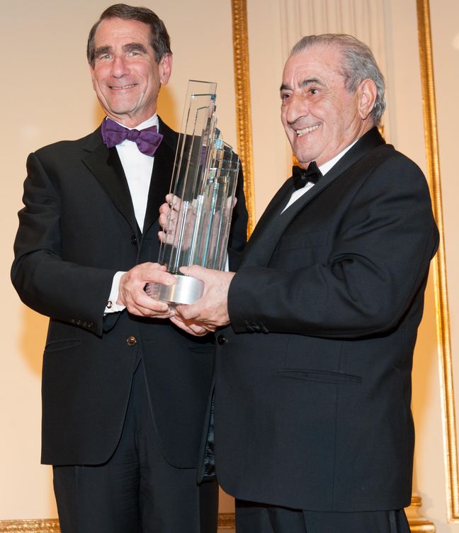 Juan José Hidalgo recibe el premio 