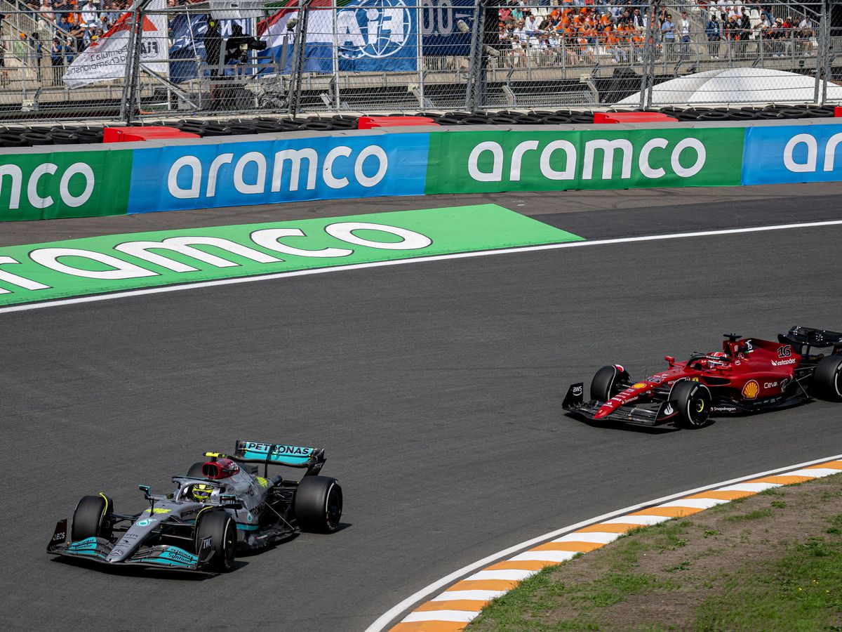 Foto: Un Mercedes y un Ferrari, en el Gran Premio de los Países Bajos. (EFE/Christian Bruna)