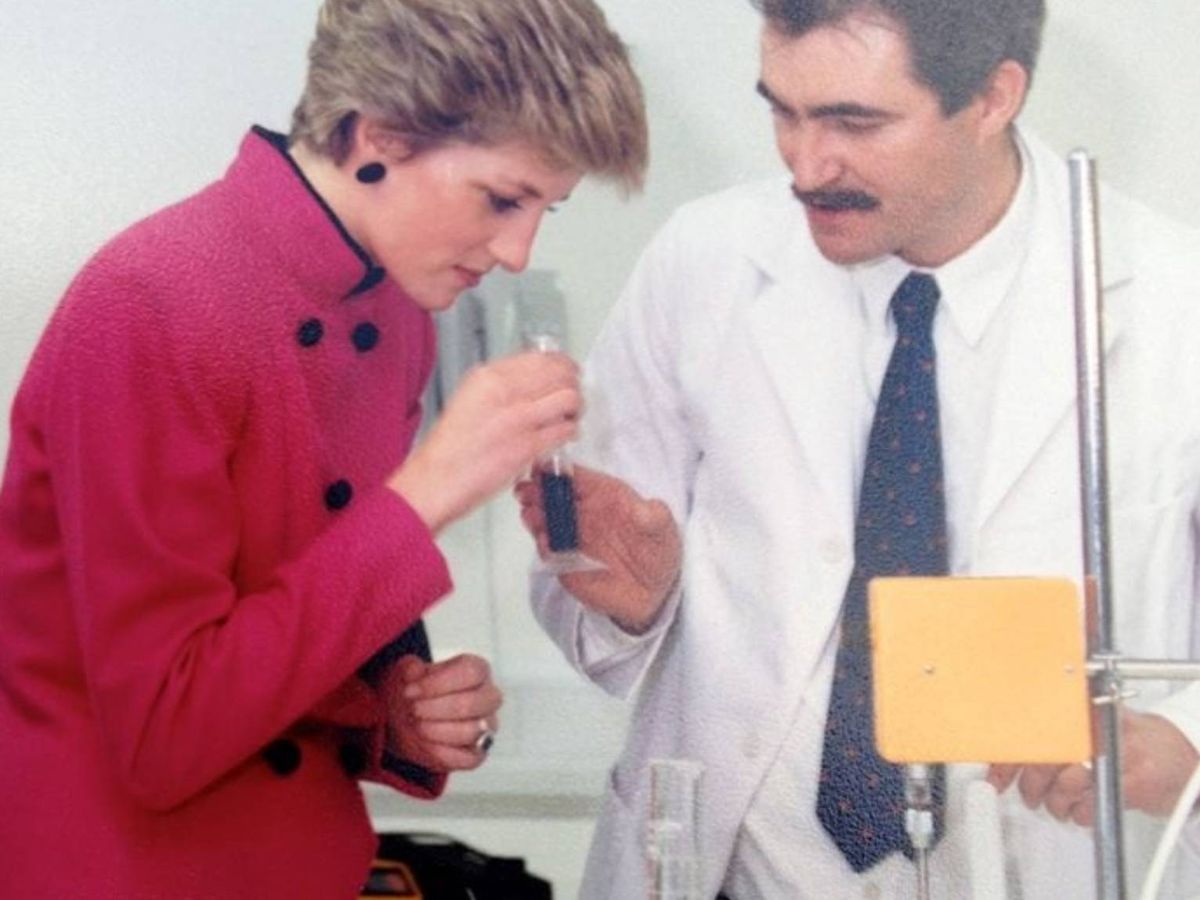 Foto: La princesa Diana y Mark Constantine, en el laboratorio de Lush. (Cortesía)