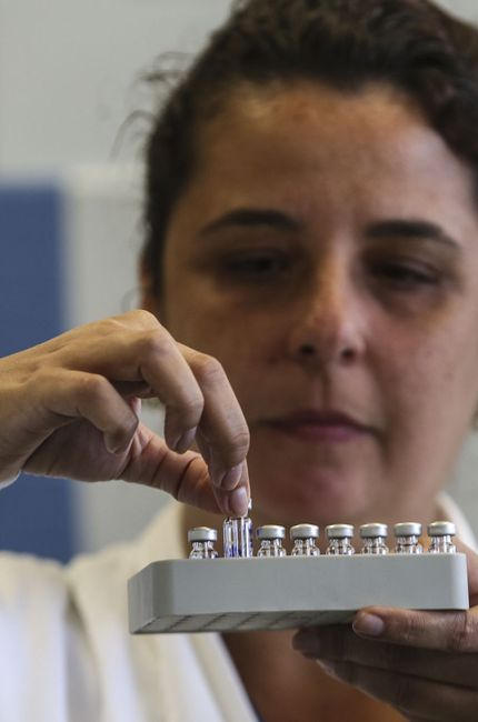 Una mujer manipula una probeta en un laboratorio antidopaje. (EFE)