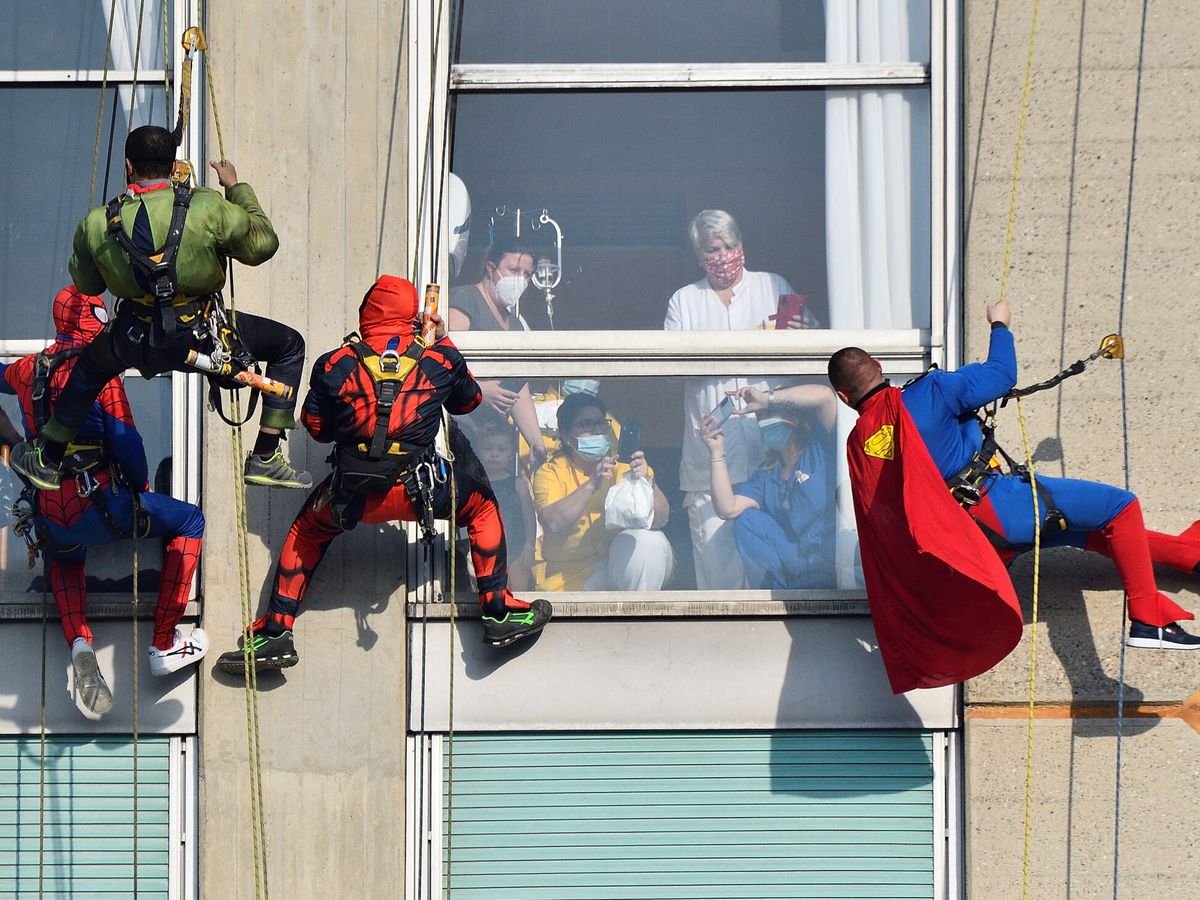 Foto: Superhéroes visitan a los niños del hospital San Paolo, de Milán. (Reuters/Flavio Lo Scalzo)