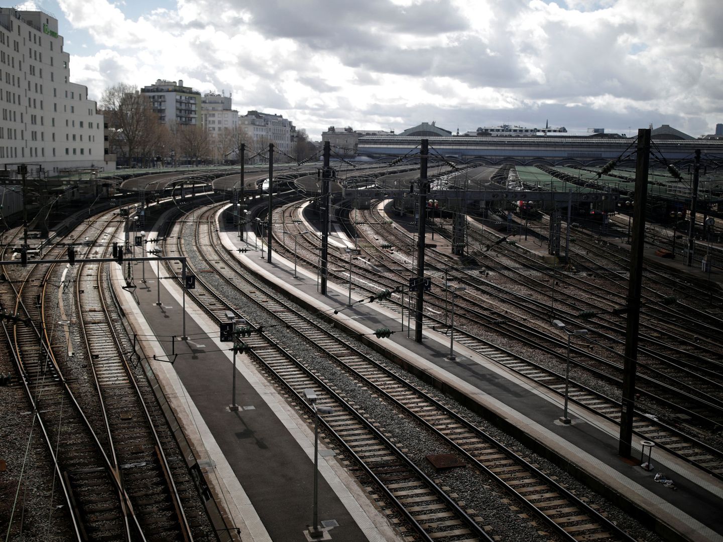 Vías desiertas en la Gare del'Est en París, el 4 de abril de 2018. (Reuters)