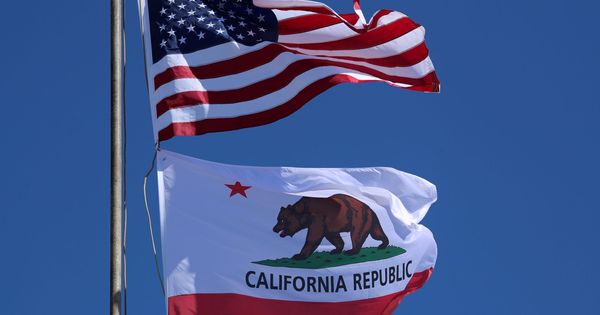 Foto: La bandera estadounidense y la californiana ondeando al viento. (Reuters)