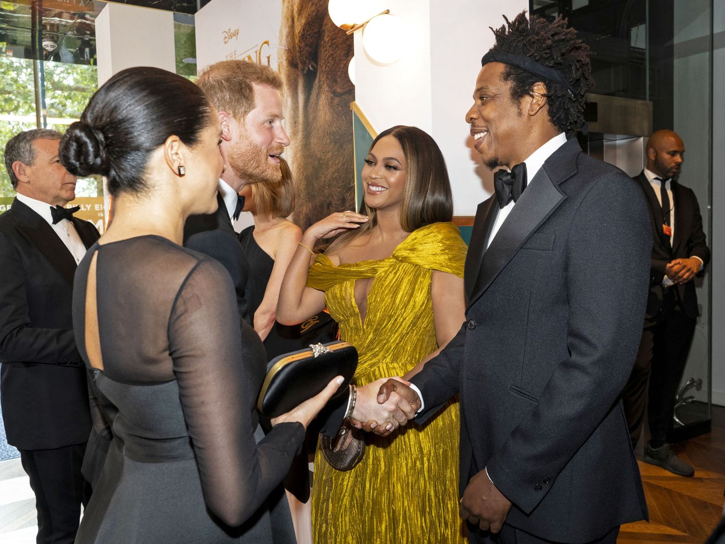 El príncipe Harry saluda a Jay-Z en el estreno de 'El Rey León'. (Reuters)