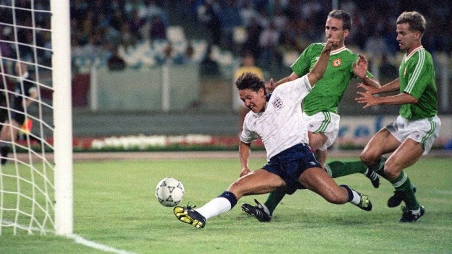 Lineker marca contra Irlanda en el Mundial 90. (Reuters)
