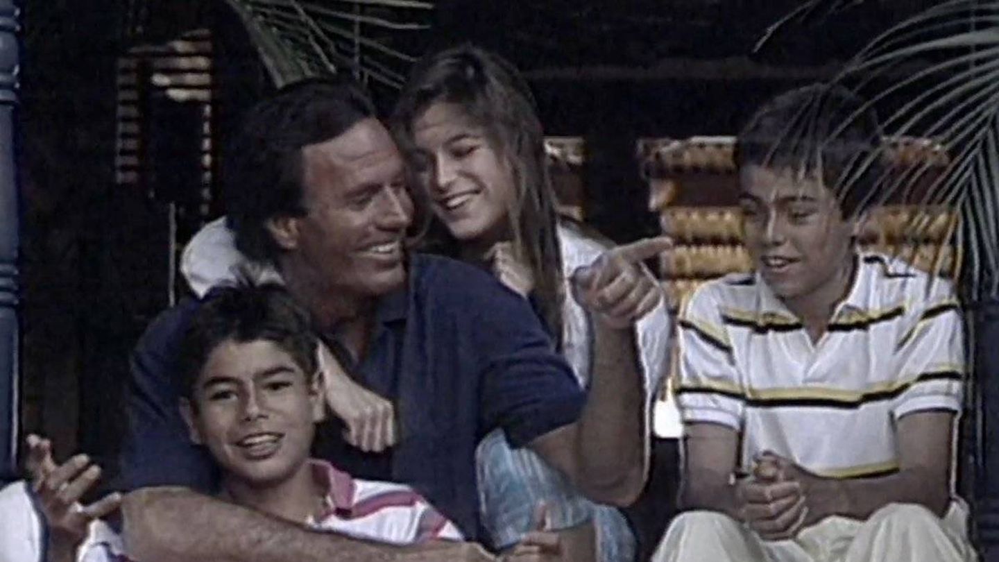 Julio Iglesias junto a sus tres primeros hijos, en 'Lazos de sangre'. (TVE)