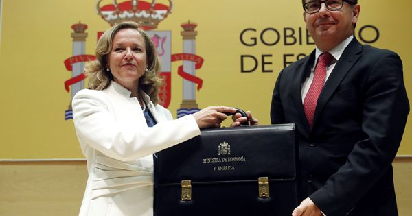 Foto: La ministra de Economía, Nadia Calviño, recibe la cartera de su antecesor en el cargo, Román Escolano. (EFE)