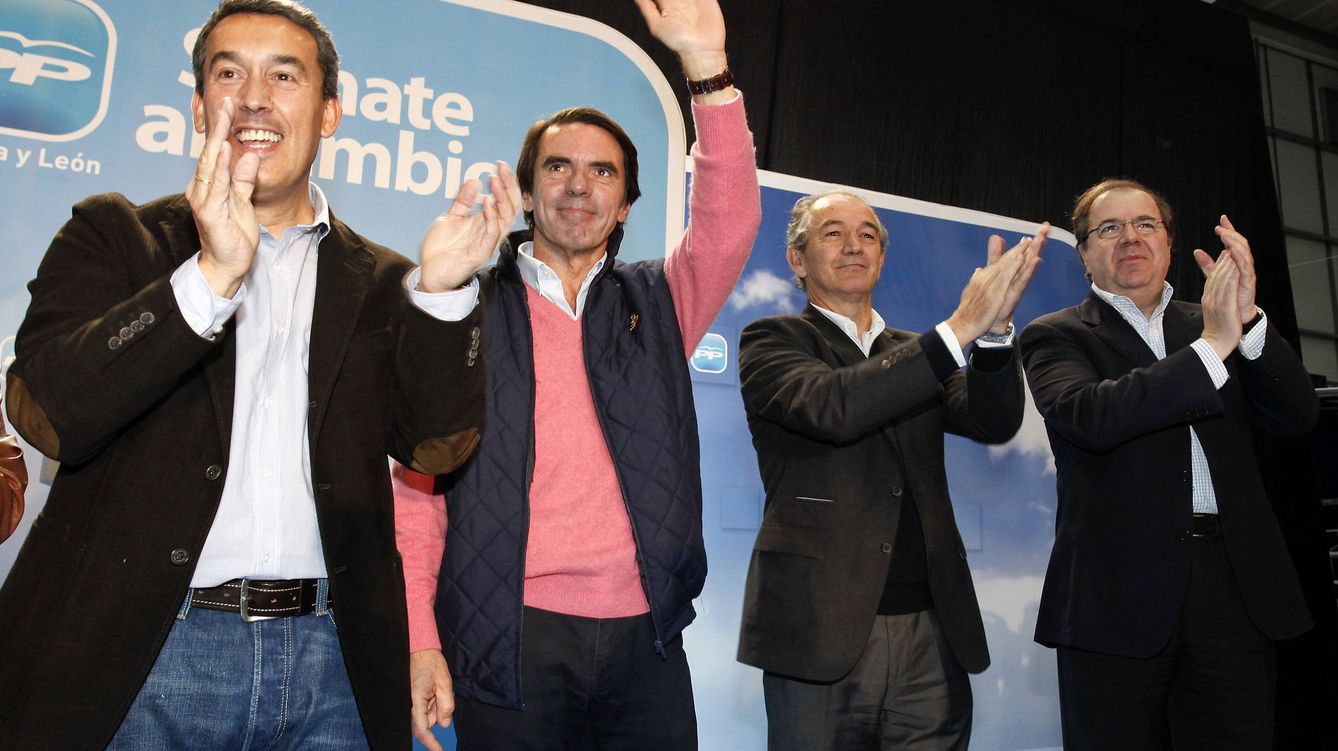 Foto: José María Aznar (2i) y Juan Vicente Herrera (d), en un acto electoral en Ávila. (Efe)