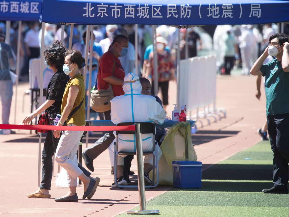 Foto: Pruebas PCR a los ciudadanos chinos tras detectarse el brote en el mercado de Pekín. (Reuters)