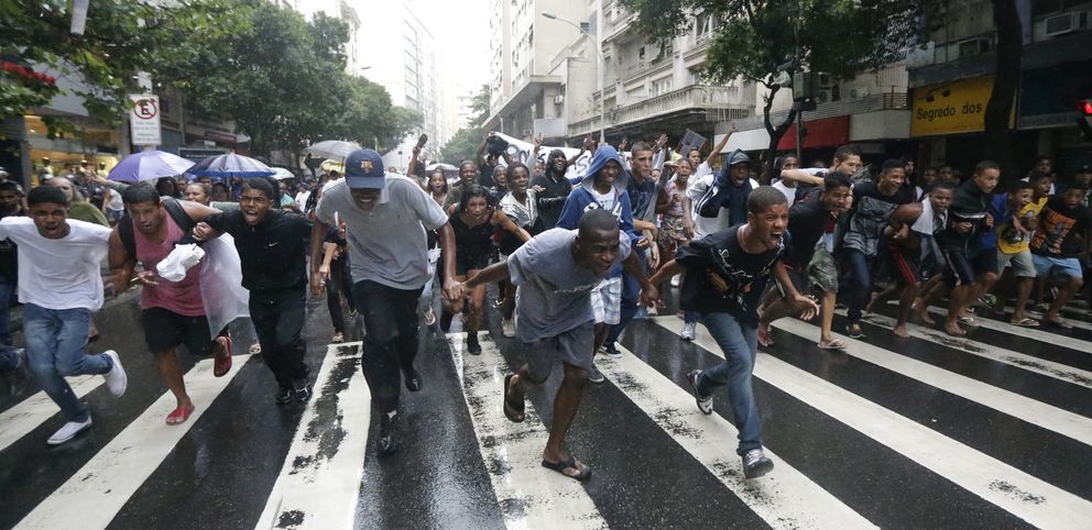 Residentes de la favela Pavao-Pavaozinho protestan en Copacabana (Reuters).