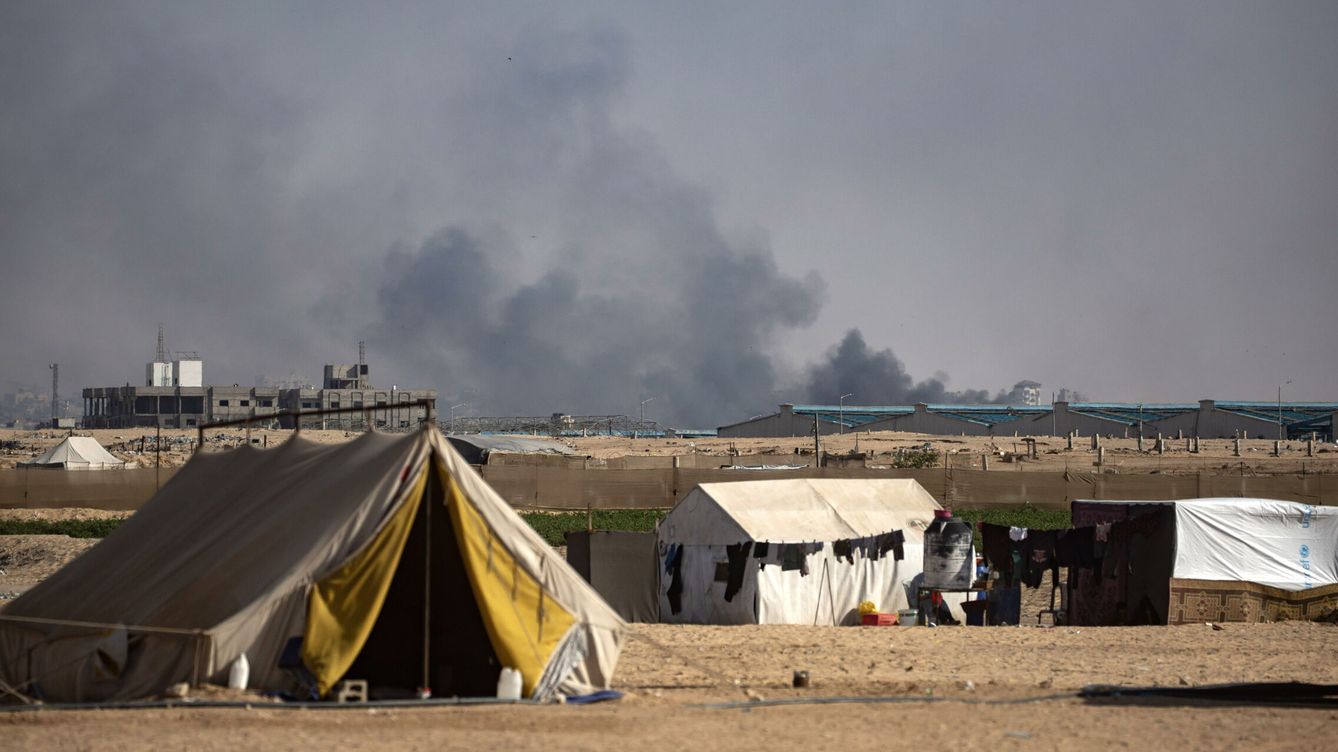 Foto: Tiendas de desplazados en Rafah mientras se suceden los ataques. (EFE/EPA/Haitham Imad)