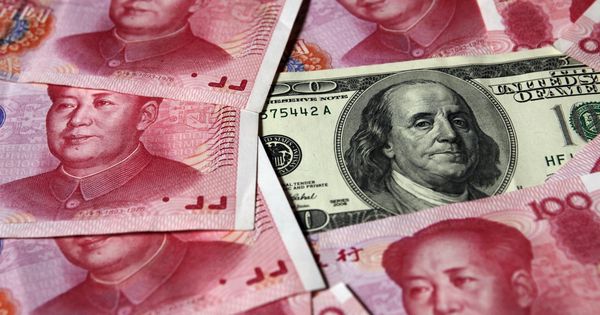 Foto: Billetes del renminbi chino y un billete de dólar. (Reuters)