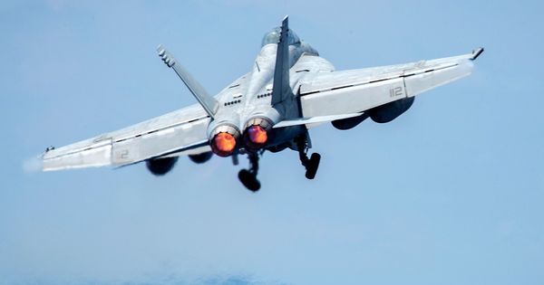 Foto: Un caza F-18 despegando, en una imagen facilitada por el Departamento de Defensa de EEUU. (EFE)
