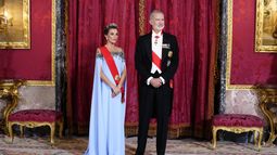 La reina Letizia defiende la moda española ante los Macron: vestido de gala de Carolina Herrera cedido por Puig y la tiara floral