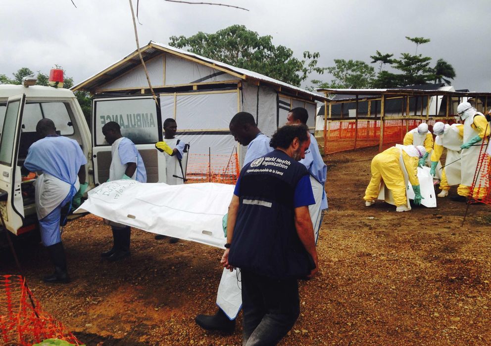 Foto: Varios voluntarios trasladan cuerpos en un centro de Médicos Sin Fronteras en Sierra Leona. (Reuters)