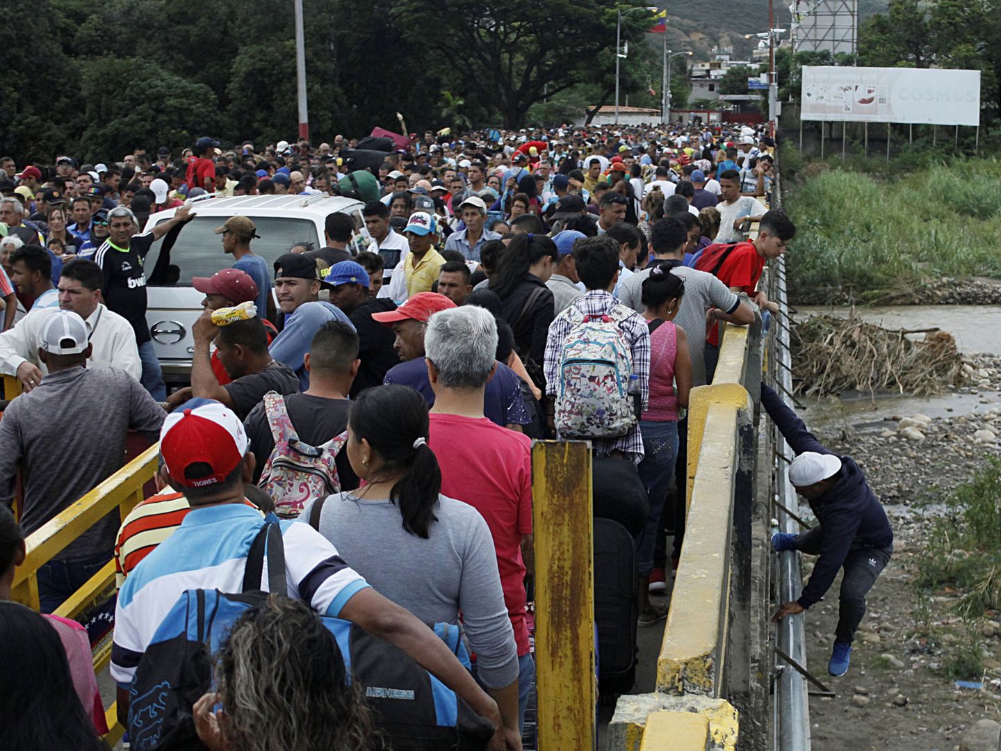 Largas colas en la frontera entre Venezuela y Colombia. (Reuters)