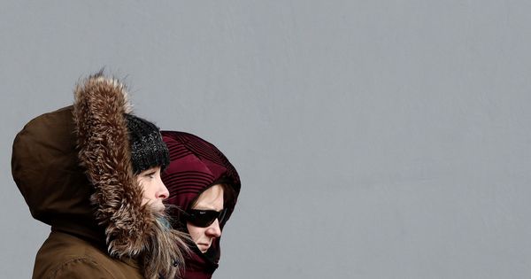 Foto: Dos mujeres se protegen del intenso frio que deja hoy en Pamplona sensaciones térmicas bajo cero. (EFE)