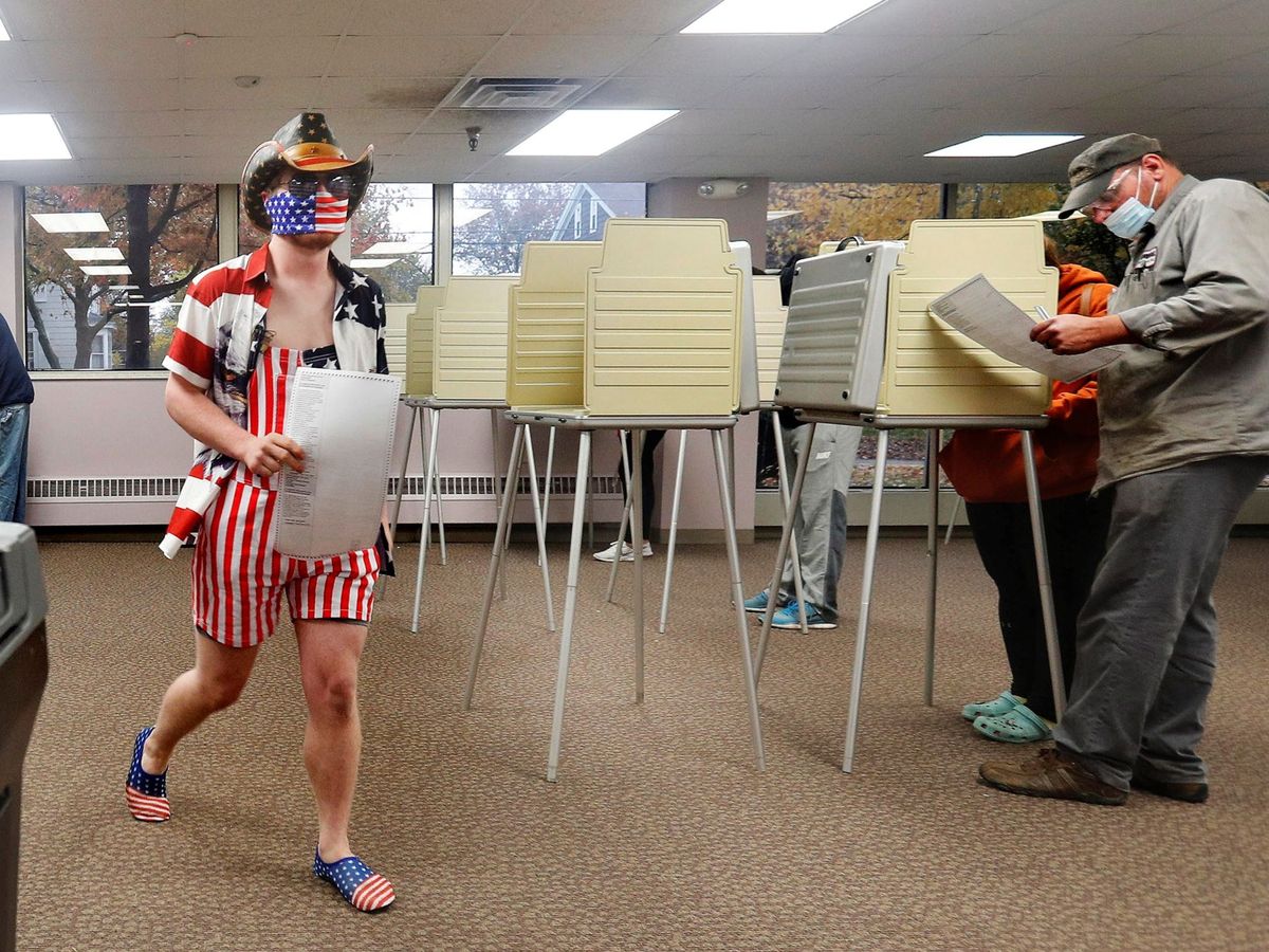 Foto: Varias personas votan de manera anticipada en un colegio electoral de Ravenna, Ohio (EEUU) el pasado 29 de octubre. (EFE)