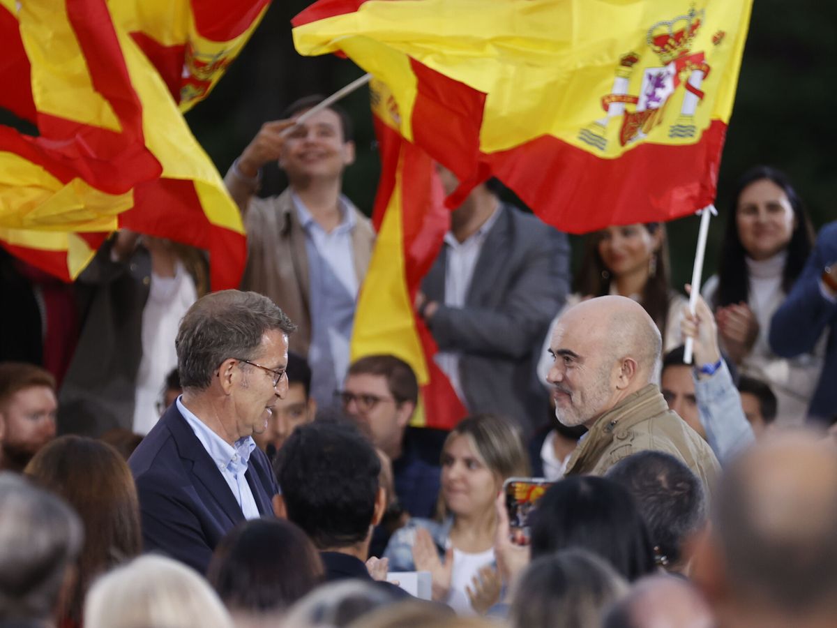 Foto: El líder del PP, Alberto Núñez Feijóo (i), y el candidato popular a la alcaldía de Barcelona, Daniel Sirera. (EFE/Toni Albir)