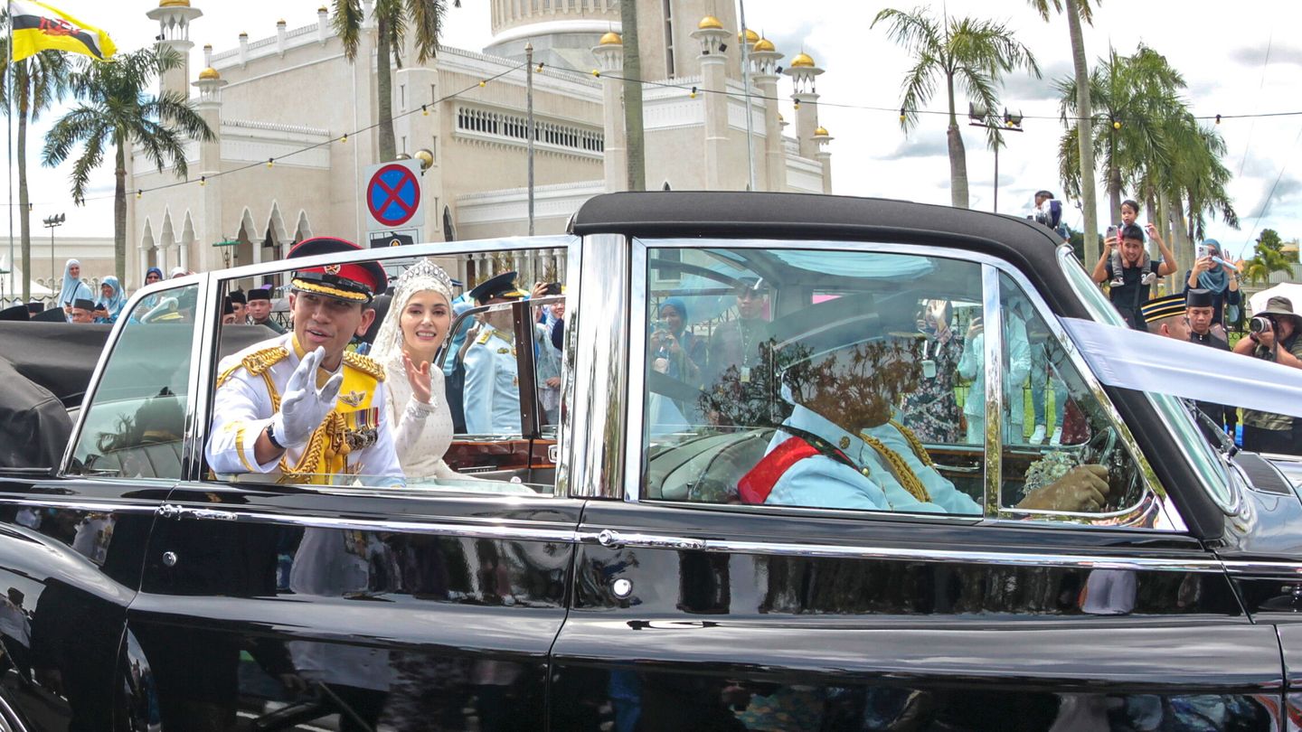 El príncipe de Brinéi y su esposa durante el desfile nupcial. (EFE/RUDOLF PORTILLO)