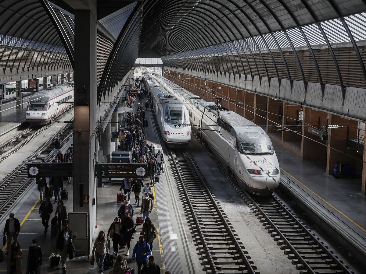 Foto: Estación de Santa Justa en Sevilla con pasajeros que han llegado en un AVE procedente de Madrid. (EFE/José Manuel Vidal)