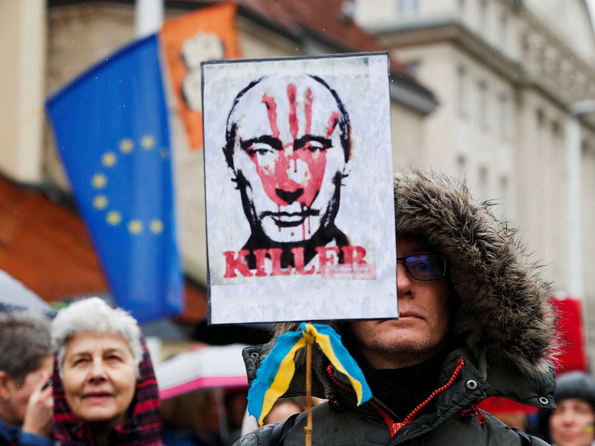 Foto: Una manifestación en contra de la invasión de Ucrania. (Reuters/Bernadett Szabo)