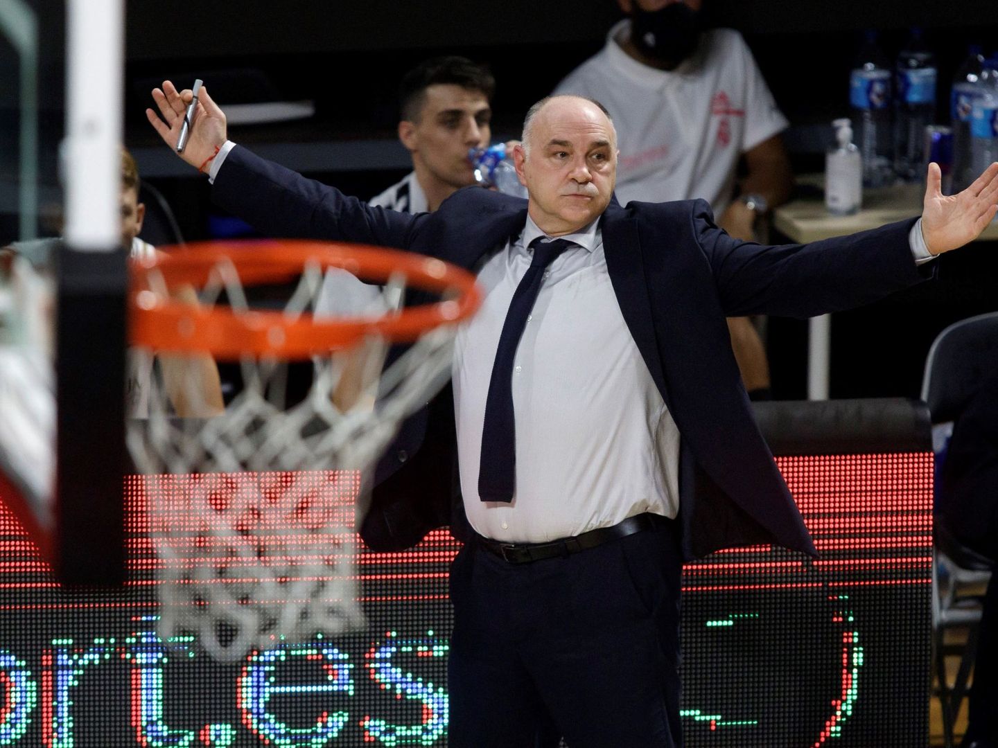 Pablo Laso se queja de una jugada en el partido contra el Valencia Basket. (Efe)