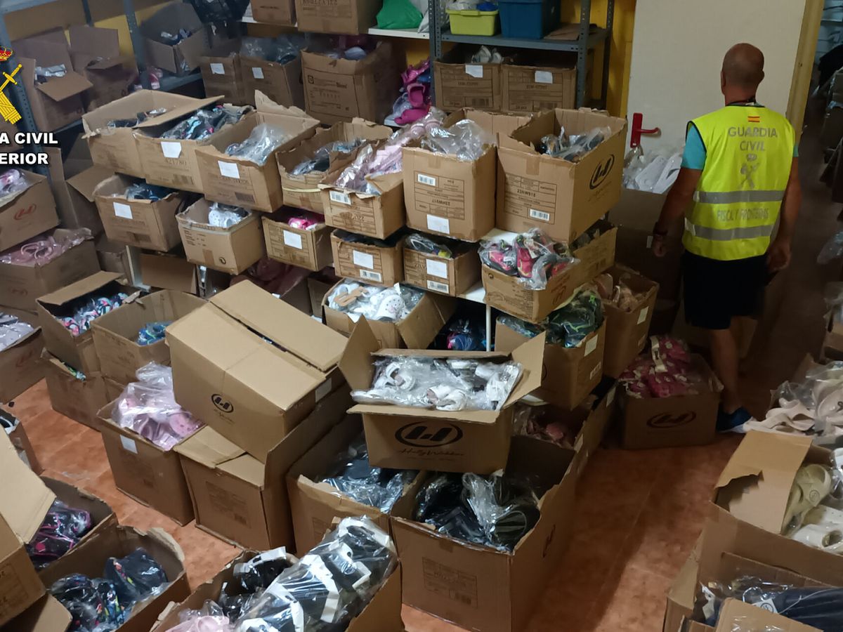 Foto: La Policía interviene  8.500 productos falsos. (EFE)