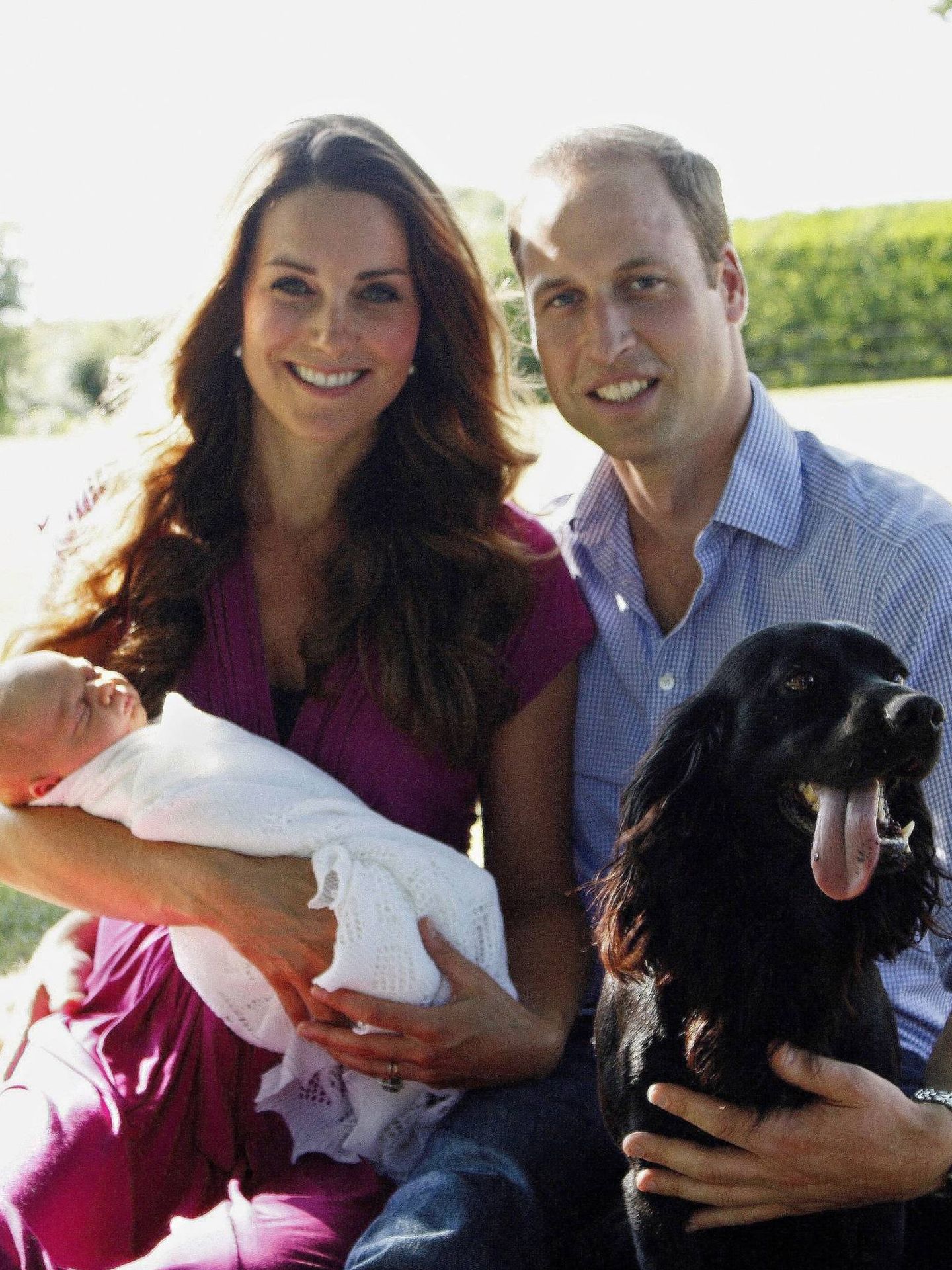 Guillermo y Kate, con el príncipe George en brazos y junto a su perro Lupo. (Michael Middleton, Palacio de Kensington)