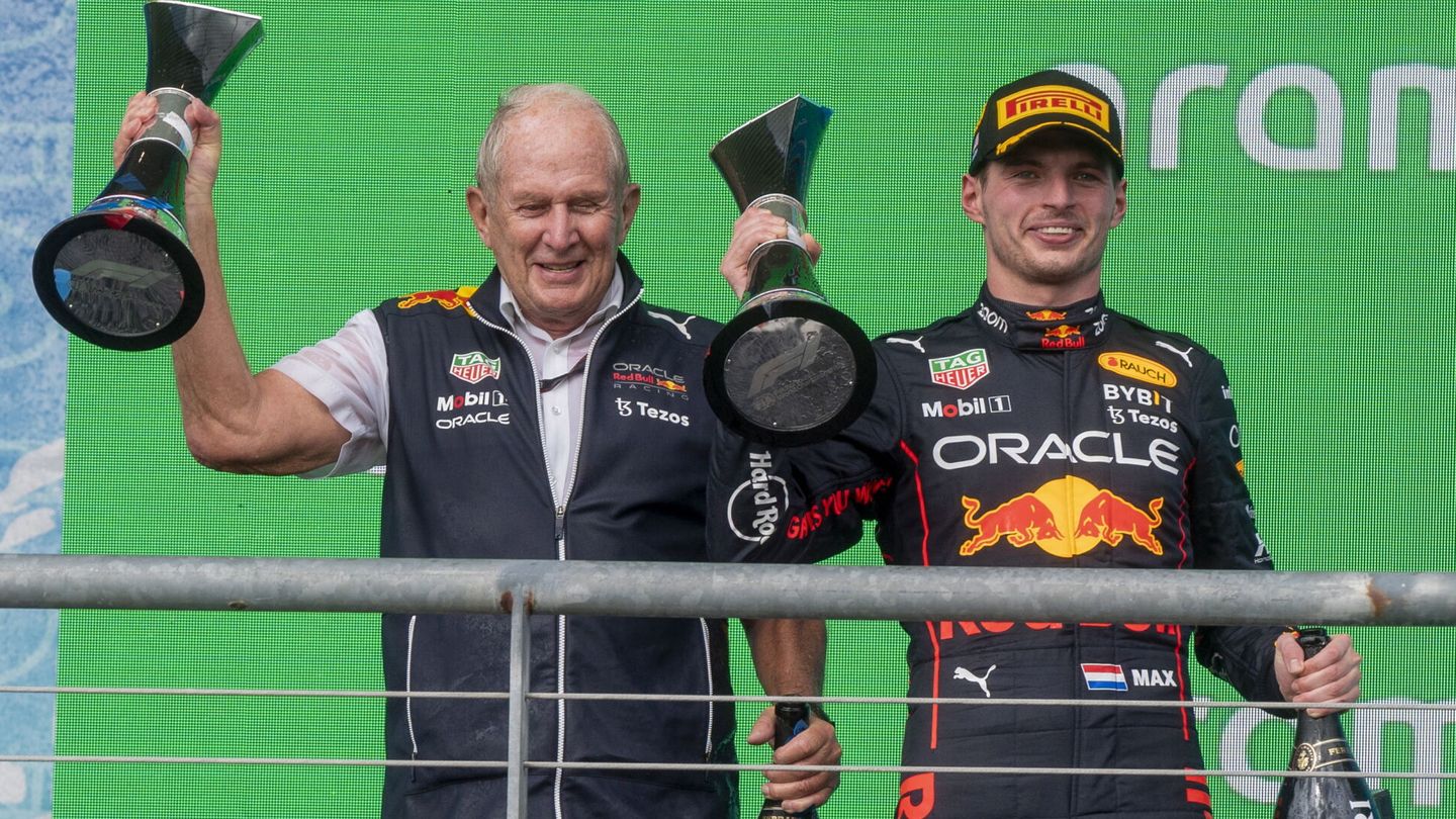 Max Verstappen y Helmut Marko, en el GP de Estados Unidos 2022. (EFE/EPA/SHAWN THEW).
