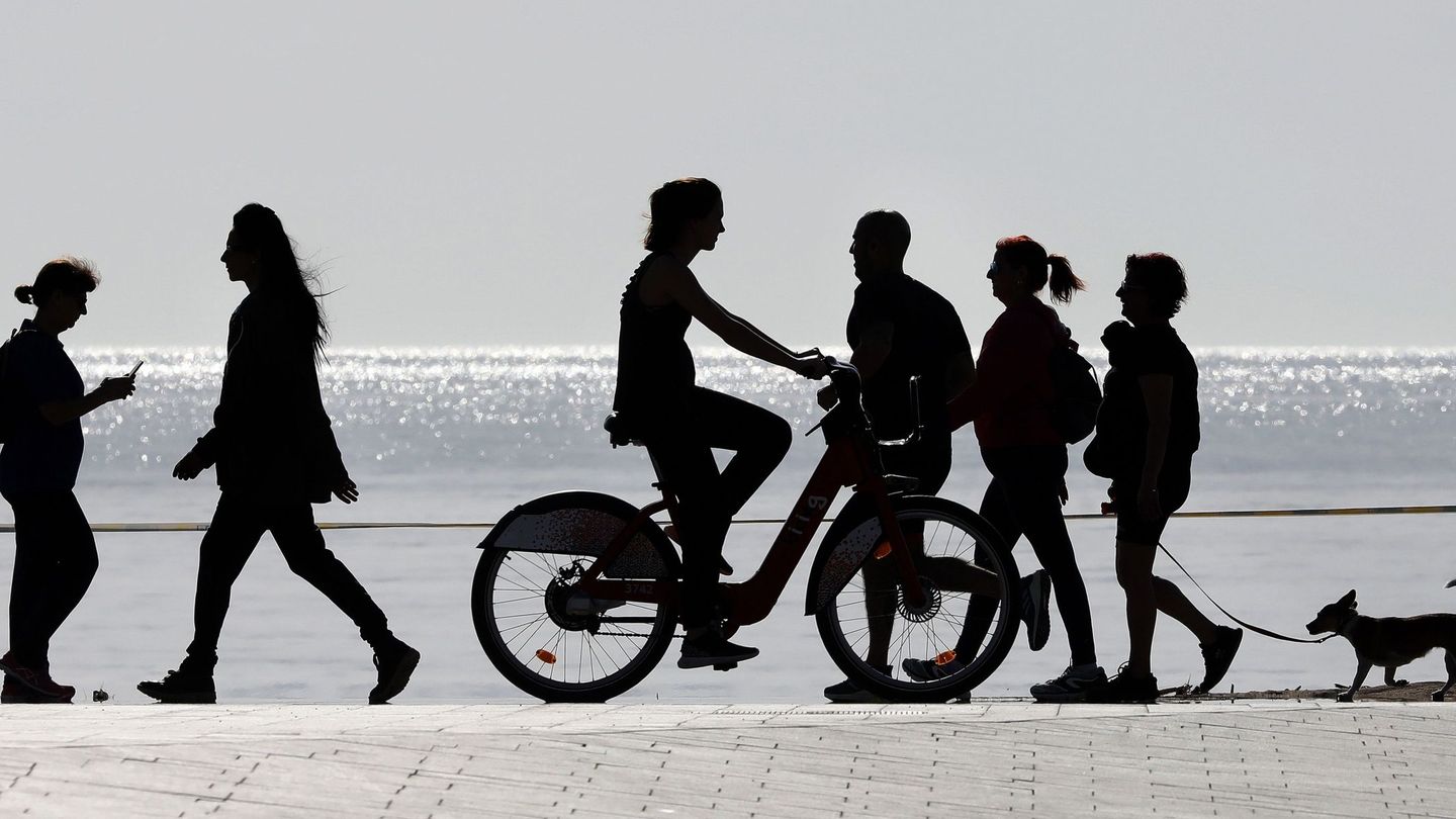 Una ciclista en Barcelona. (EFE/Andreu Dalmau)
