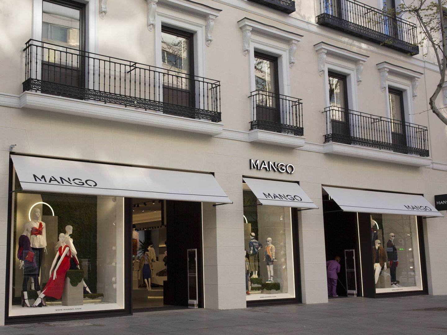 Marcos Martínez está interesado en comprar grandes tiendas insignia. En la imagen, una de Mango. (EFE)