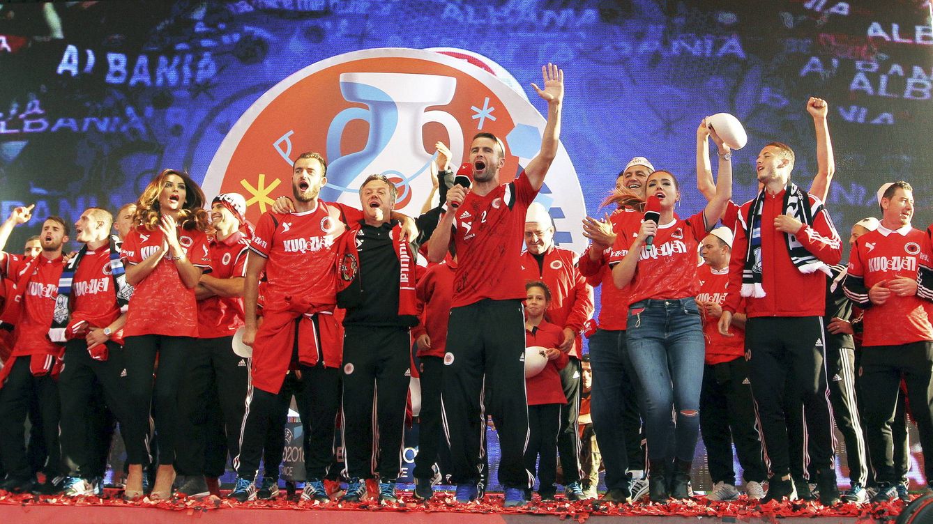 Tirana, capital de Albania, celebró por todo en octubre lo alto la clasificación para la Eurocopa (Arben Celi/Reuters)