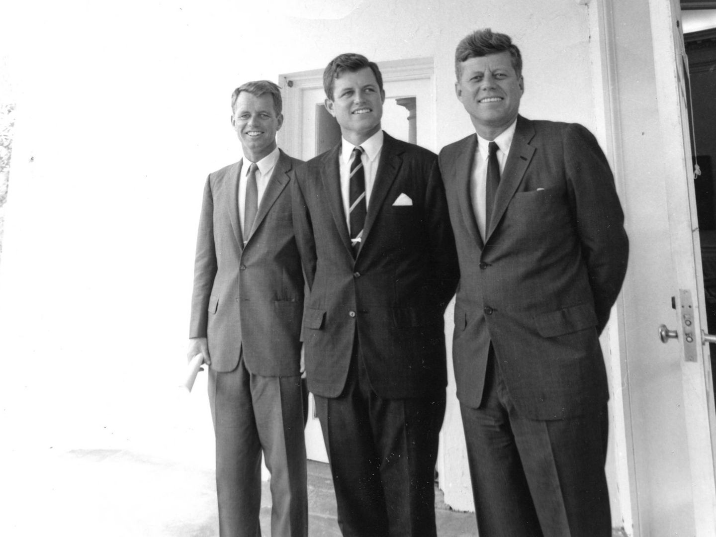 Kennedy (d) junto a sus hermanos Robert (i) y Edward en la Casa Blanca, en Washington (Reuters).