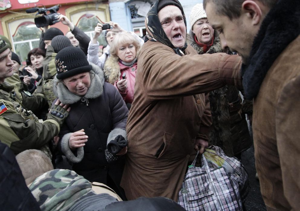 Foto: Los rebeldes prorrusos pasean a 18 prisioneros ucranianos e intentan linchar a uno en Donetsk (EFE)