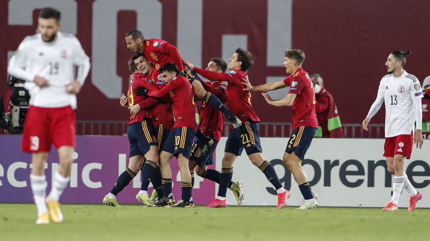 Los jugadores se abalanzan sobre Dani Olmo tras el gol del triunfo. (EFE)