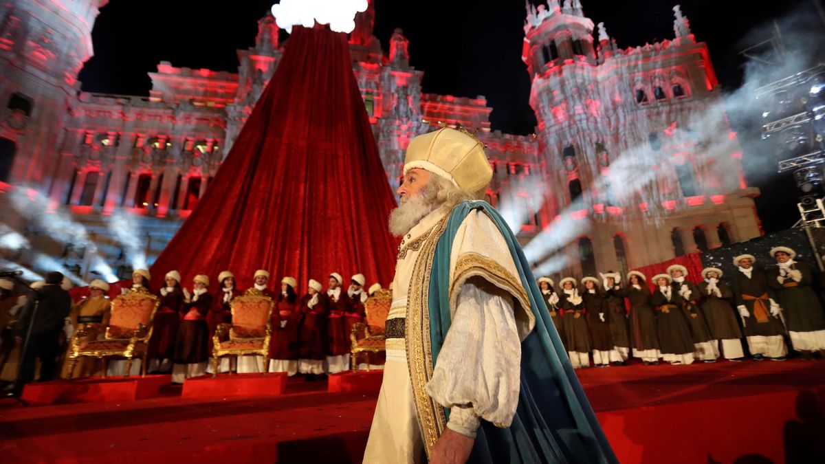 Luz, color, música y baile en las cabalgatas de los Reyes Magos de toda España