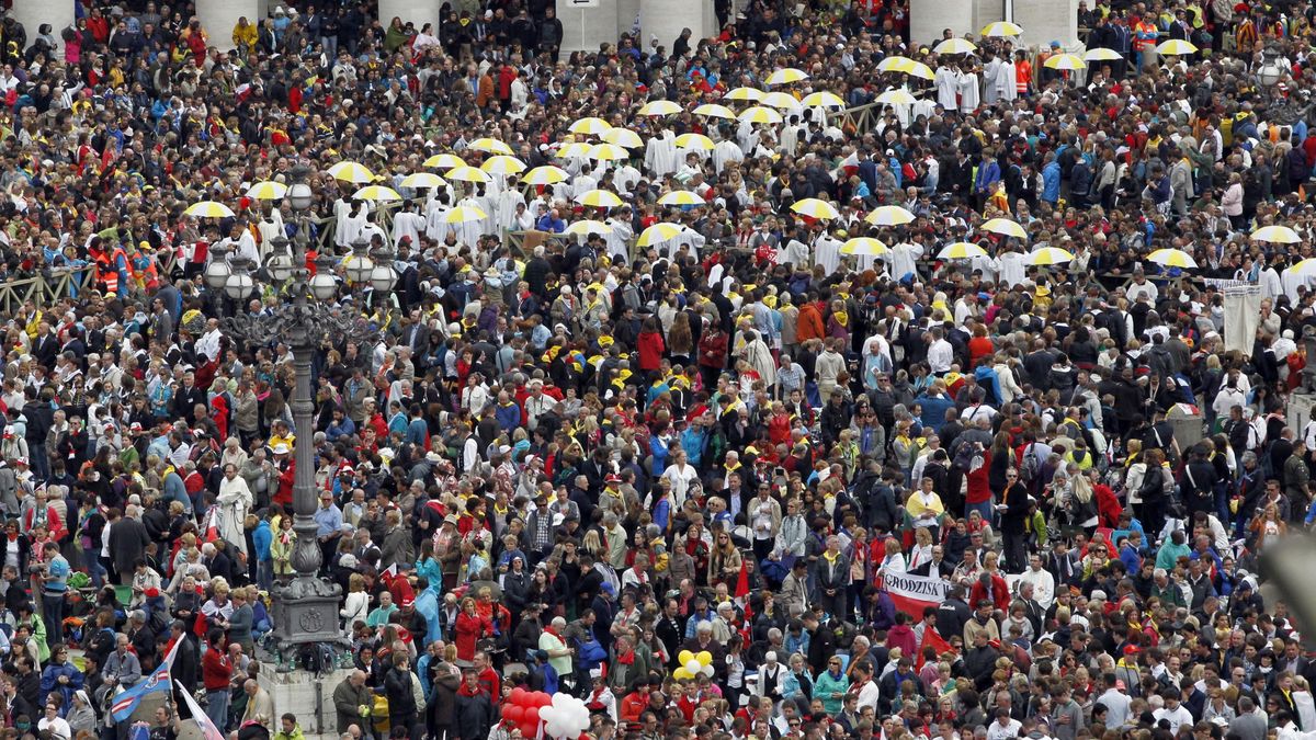 Casi un millón de fieles desbordan Roma y el Vaticano en el ‘Día de los Cuatro Papas'